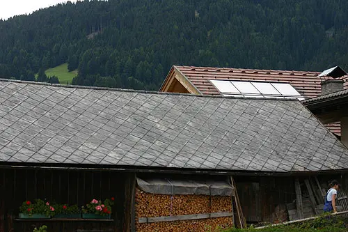 Dach eines alten Holzschuppen (Foto: Landesagentur für Umwelt und Klimaschutz)