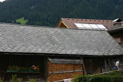 Dach eines alten Holzschuppen (Foto: Landesagentur für Umwelt und Klimaschutz)