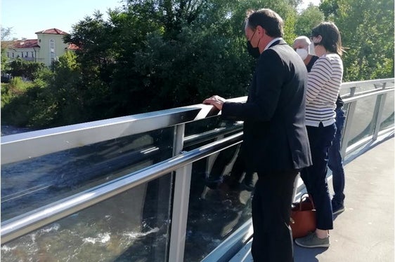 Negli ultimi anni l’ambiente di vita nei corsi d’acqua è migliorato grazie agli interventi della Provincia a garanzia della transitabilità. Da sx l’assessore G. Vettorato, A. Stenico e R. Faes (Foto: Agenzia ambiente/Franzoi)