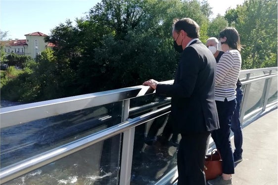 Negli ultimi anni l’ambiente di vita nei corsi d’acqua è migliorato grazie agli interventi della Provincia a garanzia della transitabilità. Da sx l’assessore G. Vettorato, A. Stenico e R. Faes (Foto: Agenzia ambiente/Franzoi)