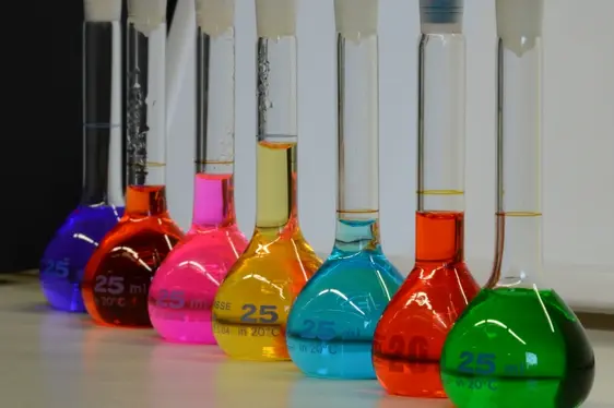 Standards von synthetischen Farbstoffen (Foto: Landesagentur für Umwelt und Klimaschutz)