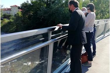 Negli ultimi anni l’ambiente di vita nei corsi d’acqua è migliorato grazie agli interventi della Provincia a garanzia della transitabilità. Da sx l’assessore G. Vettorato, A. Stenico e R. Faes (Foto: Agenzia ambiente/Franzoi)