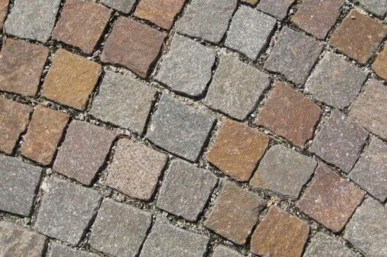 Splittfugenpflaster (nicht begrünte Pflasterdecke)
Der Pflasterbelag besteht aus Pflastersteinen mit schmalen
Zwischenräumen. Die Verfüllung der Fugen erfolgt mit Splitt.
Geeignet für: Strassen und Wege mit geringer Verkehrsbelastung,
Markt- und Parkplätze, Rad- und Gehwege,
Hofflächen, Terrassen, Zufahrtswege, Gartenwege.