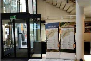 Informationstafeln zur ersten Phase des Projekts BrennerLEC im Eingangbereich des Landesgebäudes II, Silvius-Magnago-Platz, Bozen (Foto: Landesagentur für Umwelt und Klimaschutz)