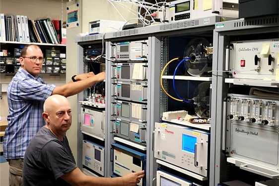 I tecnici, Günther Kerschbaumer e Oswald Vigl, responsabili del controllo di qualità della rete di monitoraggio della qualità dell’aria che hanno partecipato all’interconfronto ad Ispra (foto: Appa Bolzano)