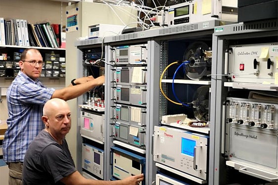 I tecnici, Günther Kerschbaumer e Oswald Vigl, responsabili del controllo di qualità della rete di monitoraggio della qualità dell’aria che hanno partecipato all’interconfronto ad Ispra (foto: Appa Bolzano)