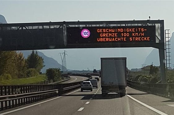 Die Nachrichten auf den Anzeigetafeln weisen die Benutzer der A22 auf ein reduziertes Geschwindigkeitslimit auf der Teststrecke hin (Foto: Umweltagentur Bozen)