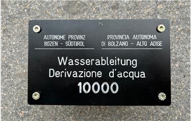 Plaketten zur Kennzeichnung von Fassungen an Quellen und Fließgewässern (Foto: Landesagentur für Umwelt und Klimaschutz)