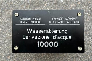 Plaketten zur Kennzeichnung von Fassungen an Quellen und Fließgewässern (Foto: Landesagentur für Umwelt und Klimaschutz)