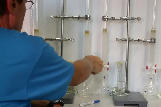 Analysen von Frittierfett (Foto: Landesagentur für Umwelt und Klimaschutz)