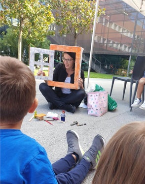 I bambini del Kids Camp di Eurac Research hanno seguito con grande entusiasmo l’intervento di Clara Peretti, referente del progetto QAES per l’Agenzia provinciale per l’ambiente e la tutela del clima (Foto: Agenzia ambiente)