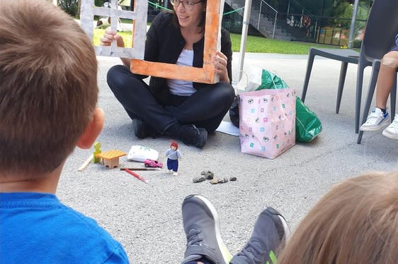 I bambini del Kids Camp di Eurac Research hanno seguito con grande entusiasmo l’intervento di Clara Peretti, referente del progetto QAES per l’Agenzia provinciale per l’ambiente e la tutela del clima (Foto: Agenzia ambiente)