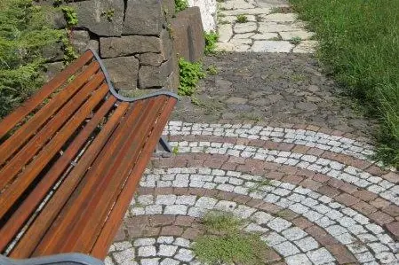 Verschiedene Pflasterungen beim
Gartenlehrpfad der Fachschule für Obst-,
Wein- und Gartenbau Laimburg