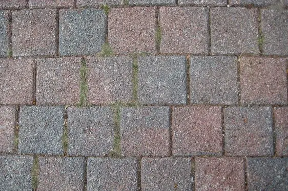 Porenpflaster (Dränsteine)
Die Befestigung erfolgt mit Pflastersteinen mit großporigem
Kornaufbau und wasserdurchlässiger Fugenfüllung.
Geeignet für: Strassen und Wege mit geringer Verkehrsbelastung,
Markt- und Parkplätze, Rad- und Gehwege,
Hofflächen, Terrassen, Zufahrtswege, Gartenwege.