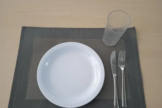 Wiederverwendbares Geschirr und Besteck: Teller, Gabel, Messer und Glas (Foto: Sozialgenossenschaft Novum2)