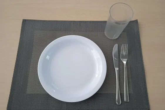 Wiederverwendbares Geschirr und Besteck: Teller, Gabel, Messer und Glas (Foto: Sozialgenossenschaft Novum2)