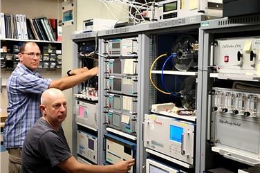 Die Techniker, Günther Kerschbaumer und Oswald Vigl, die für die Qualitätskontrolle des Luftqualitätsmessnetzes verantwortlich sind, haben am Ringversuch in Ispra teilgenommen (Foto: Appa Bolzano)