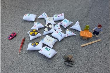 Kinder lernen auf spielerische Weise die wichtigsten Schadstoffe in der Innenraumluft kennen (Foto: Umweltagentur)