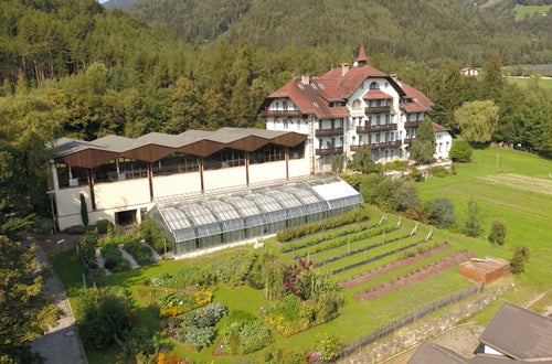 Neugestalteter Schaugarten an der FS Salern Neugestalteter Schaugarten an der FS Salern