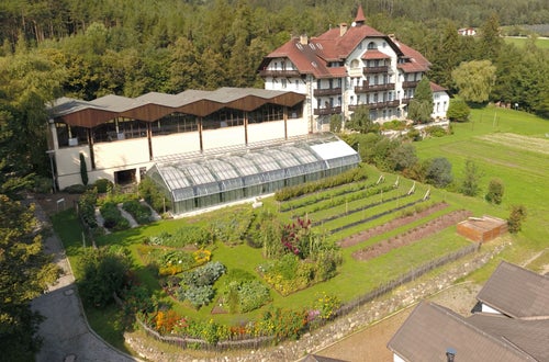 Neugestalteter Schaugarten an der FS Salern Neugestalteter Schaugarten an der FS Salern