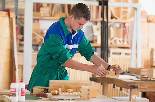 Holzverarbeitung an der Fachschule Salern Holzverarbeitung an der Fachschule Salern