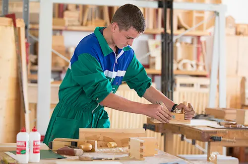 Holzverarbeitung an der Fachschule Salern Holzverarbeitung an der Fachschule Salern
