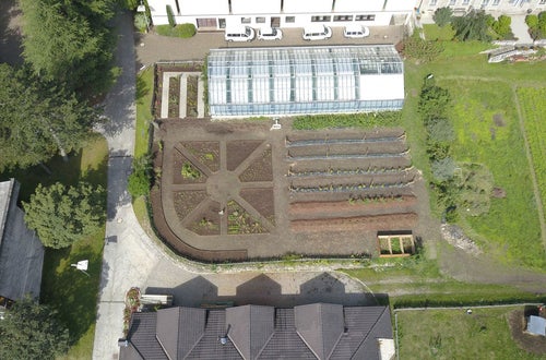 Neugestalteter Schaugarten an der FS Salern Neugestalteter Schaugarten an der FS Salern