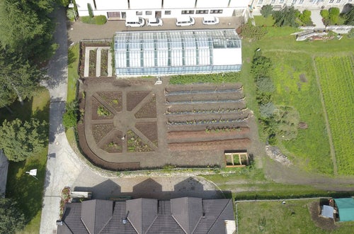 Neugestalteter Schaugarten an der FS Salern Neugestalteter Schaugarten an der FS Salern