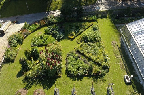Neugestalteter Schaugarten an der FS Salern Neugestalteter Schaugarten an der FS Salern