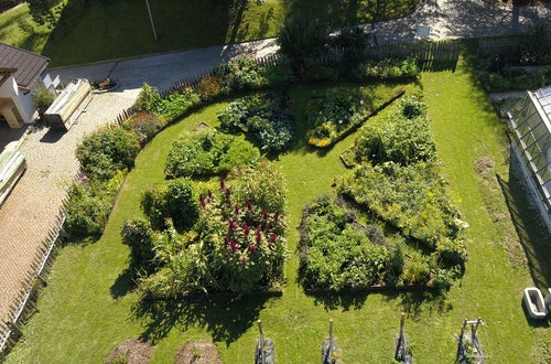Neugestalteter Schaugarten an der FS Salern Neugestalteter Schaugarten an der FS Salern