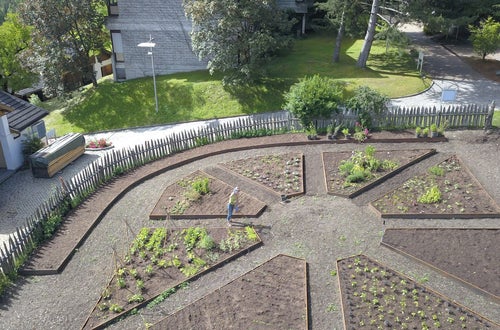 Neugestalteter Schaugarten an der FS Salern Neugestalteter Schaugarten an der FS Salern