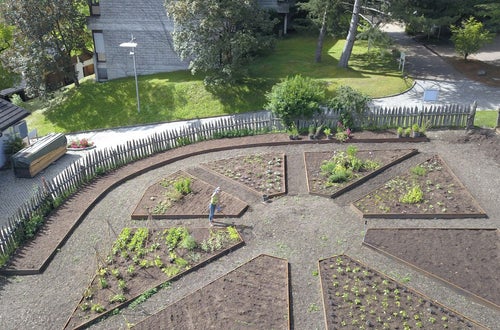 Neugestalteter Schaugarten an der FS Salern Neugestalteter Schaugarten an der FS Salern