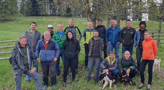 Die angehenden Hirten bei der Abschlussexkursion mit mit Andreas Kasal, Amt für Bergwirtschaft (ganz links) und Lehrgangsleiterin Gabriele Falschlunger, Salern (ganz rechts) Die angehenden Hirten bei der Abschlussexkursion mit mit Andreas Kasal, Amt für Bergwirtschaft (ganz links) und Lehrgangsleiterin Gabriele Falschlunger, Salern (ganz rechts)