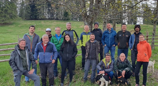 Die angehenden Hirten bei der Abschlussexkursion mit mit Andreas Kasal, Amt für Bergwirtschaft (ganz links) und Lehrgangsleiterin Gabriele Falschlunger, Salern (ganz rechts) Die angehenden Hirten bei der Abschlussexkursion mit mit Andreas Kasal, Amt für Bergwirtschaft (ganz links) und Lehrgangsleiterin Gabriele Falschlunger, Salern (ganz rechts)