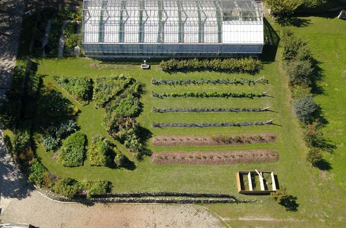 Neugestalteter Schaugarten an der FS Salern Neugestalteter Schaugarten an der FS Salern