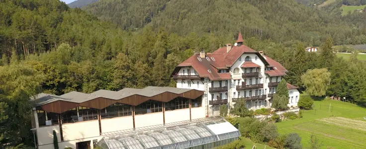 Glashaus, Schaugarten und Acker an der FS Salern Glashaus, Schaugarten und Acker an der FS Salern