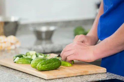 Beim Gurkenschneiden in der Salerner Lehrküche Beim Gurkenschneiden in der Salerner Lehrküche