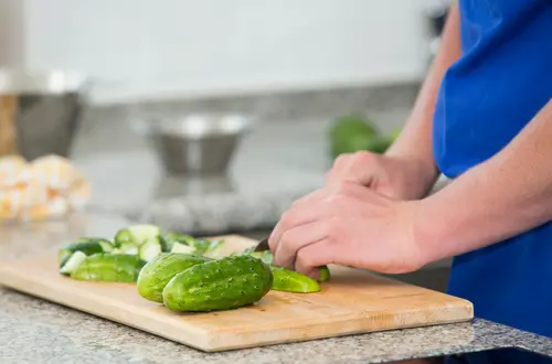 Beim Gurkenschneiden in der Salerner Lehrküche Beim Gurkenschneiden in der Salerner Lehrküche