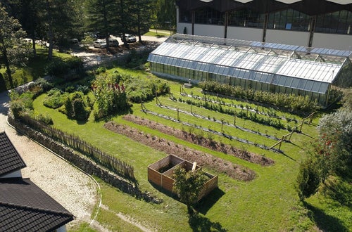 Neugestalteter Schaugarten an der FS Salern Neugestalteter Schaugarten an der FS Salern