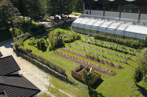 Neugestalteter Schaugarten an der FS Salern Neugestalteter Schaugarten an der FS Salern