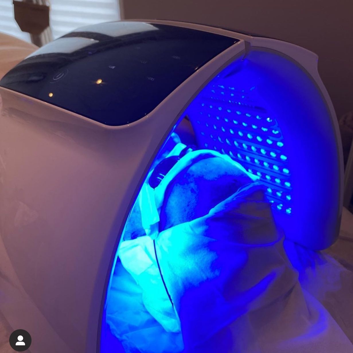 A NeoElegance customer having an LED face mask treatment 