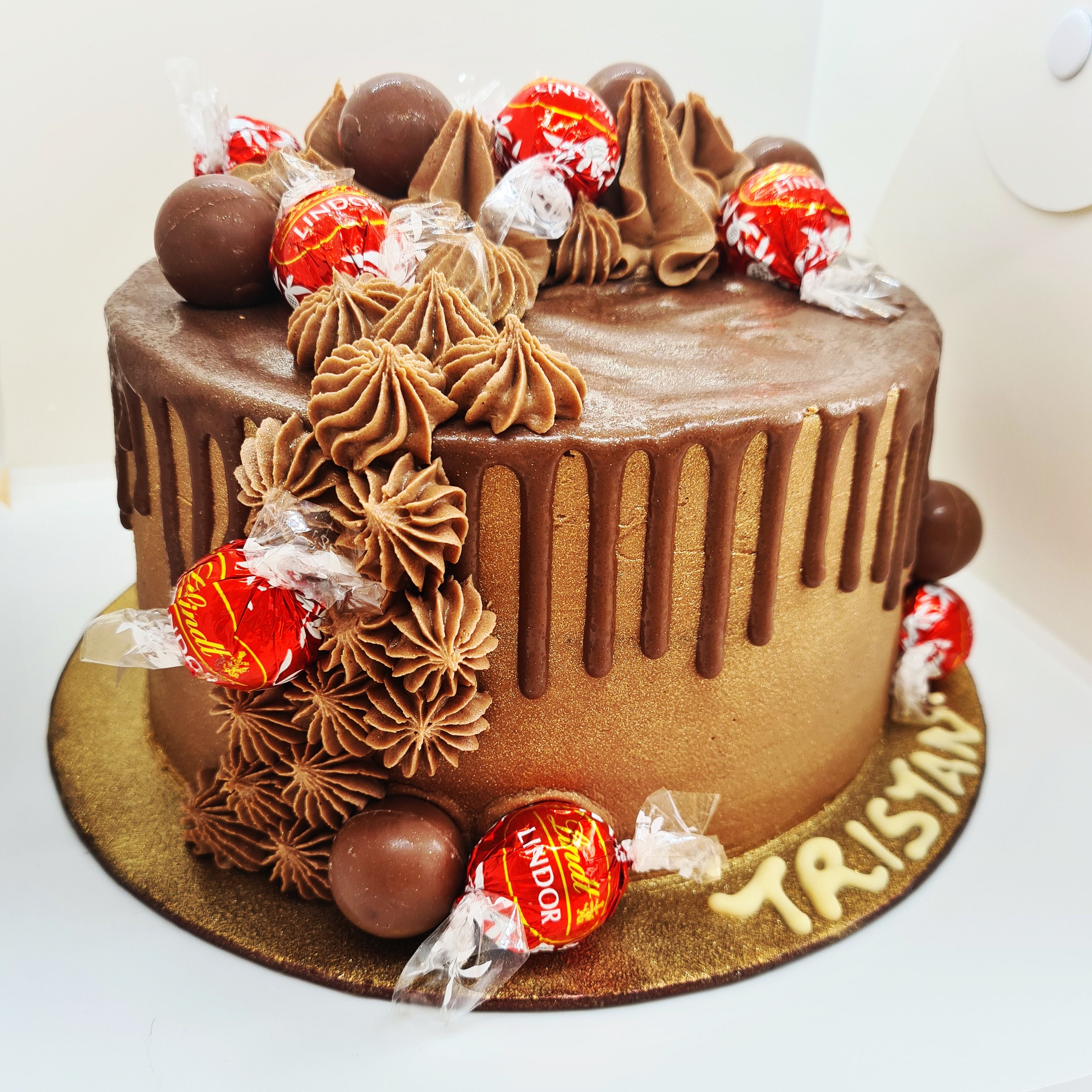 A Lindt Lindor cake with chocolate top and Lindt Lindor sweets