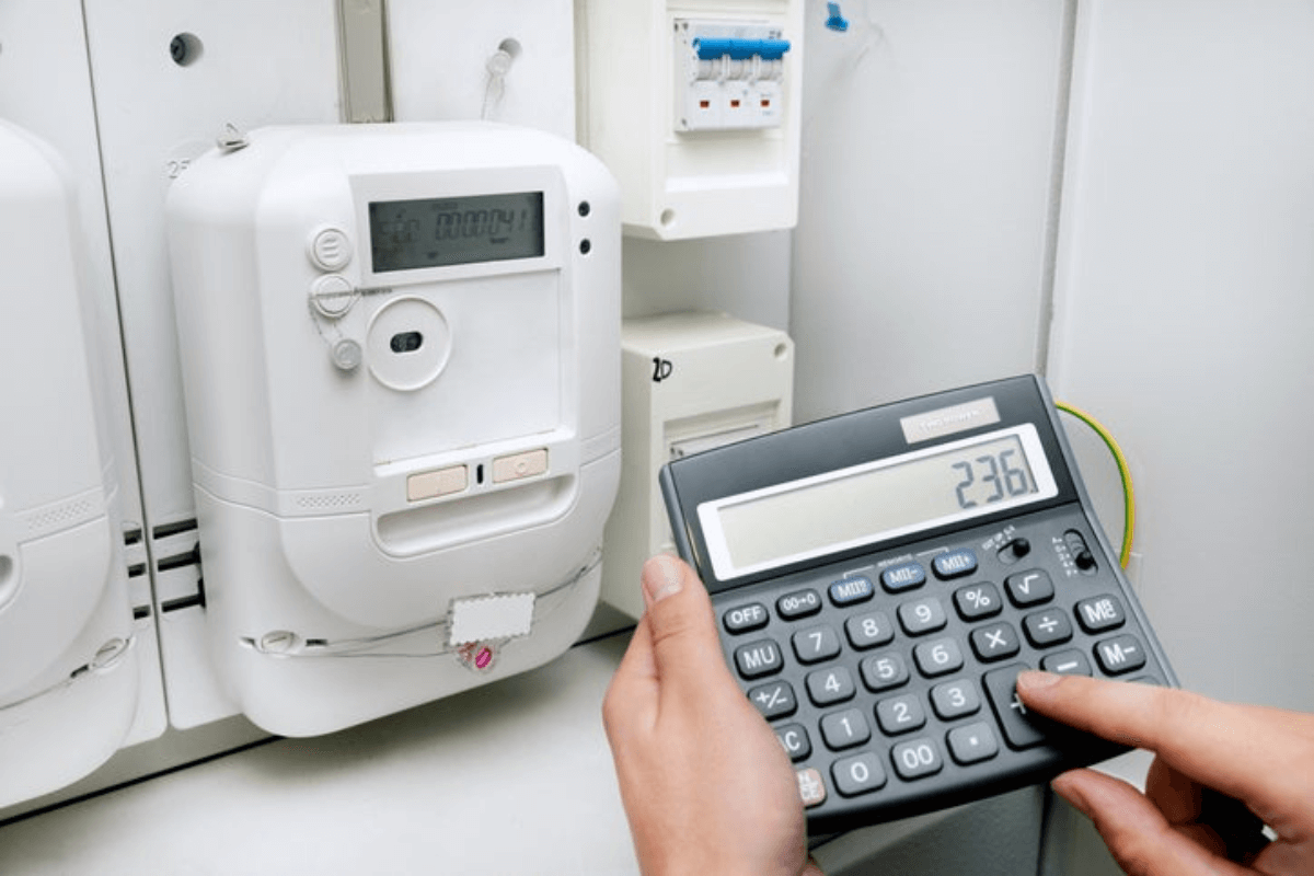 A business owner uses looks at their energy meter and uses a calculator to work out how much of an Energy Price Relief Scheme discount they will get