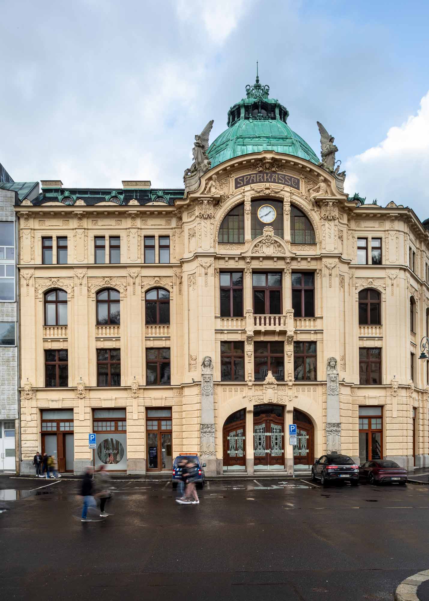 Karlovarský palác Sparkasse oživilo umění. Návštěvníky vítá nová galerie Display
