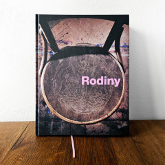 Fotografie knihy Rodiny vydané nakladatelstvím Labyrint v edici Magnus Art.