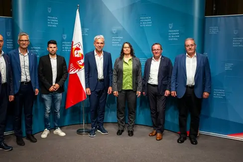 Hanno presentato i dati delle loro Ripartizioni: da sinistra: Martin Pazeller, Ripartizione Agricoltura, Günther Unterthiner, Ripartizione Foreste, Andrea Simoncelli, Protezione delle piante, l'assessore provinciale Arnold Schuler, Camilla Wellstein, Centro di competenza protezione delle piante Libera Università di Bolzano, Gustav Tschenett, direttore della Direzione Istruzione e Formazione tedesca, e Albert Wurzer, Agenzia Demanio provinciale. (Foto: ASP/Fabio Brucculeri)