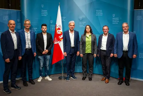 Sie legten Daten aus ihren Fachbereichen vor: (von links): Martin Pazeller, Abteilung Landwirtschaft, Günther Unterthiner, Abteilung Forstwirtschaft, Andrea Simoncelli, Pflanzenschutz, Landesrat Arnold Schuler, Camilla Wellstein, Kompetenzzentrum Pflanzenschutz Freie Universität Bozen, Gustav Tschenett, Bildungsdirektor und Albert Wurzer, Abteilung Landesdomäne. (Foto: LPA/Fabio Brucculeri)