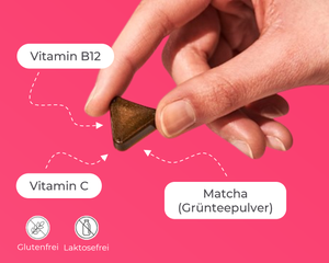 Eine Hand hält eine Softtablette und daneben stehen grafische Hinweise: Vitamin B12, Vitamin C, Matcha.