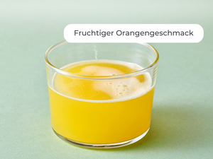 Glas mit gelber Flüssigkeit mit dem Hinweis: Fruchtiger Orangengeschmack.
