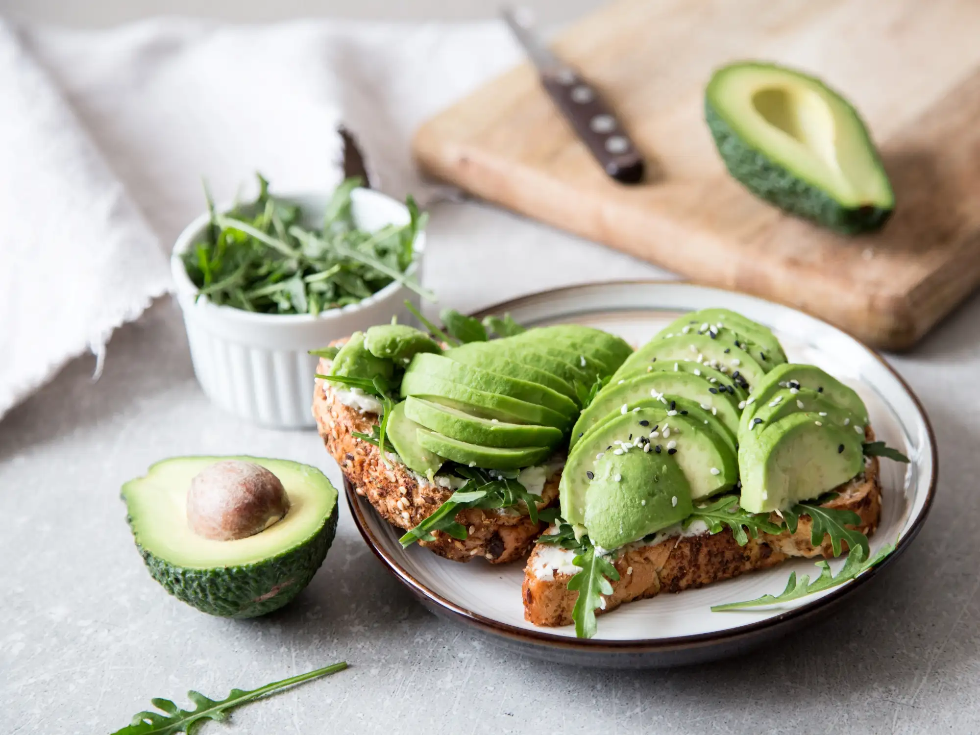 Teller mit Avocado auf Brot.